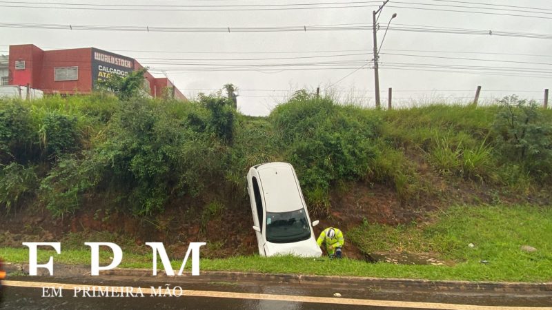 Veículo despenca em barranco e cai em alça de acesso do Parque Vicente Leporace em Franca