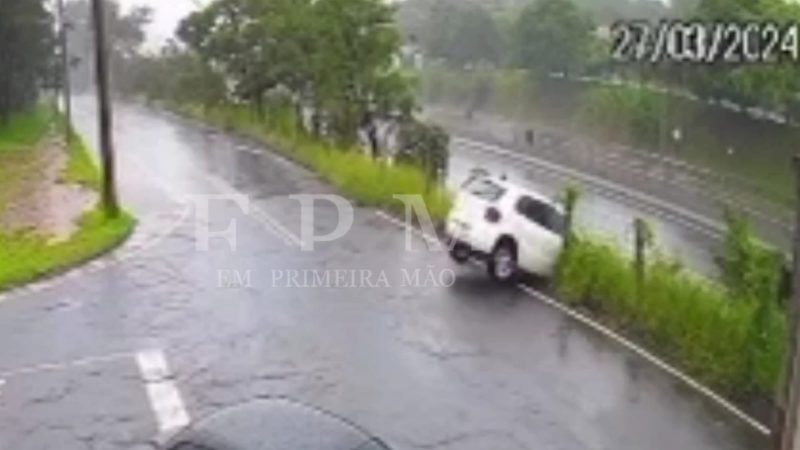 Câmeras de segurança registraram veículo despencando em barranco e caindo em alça de acesso do Parque Vicente Leporace em Franca