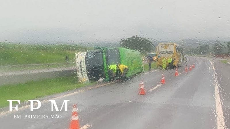 Ônibus com 58 passageiros tomba na rodovia Cândido Portinari, entre Batatais e Franca