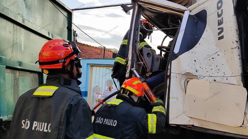 Motorista fica preso nas ferragens após colisão traseira entre dois caminhões