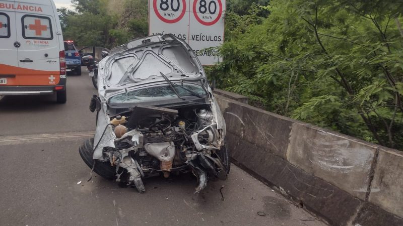Motorista perde controle de veículo após carro aquaplanar na rodovia Cândido Portinari em Rifaina e por pouco não cai em ribanceira