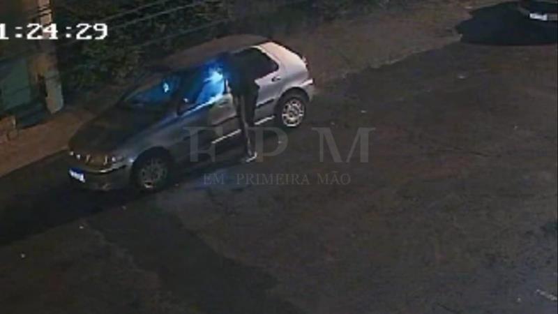 Câmeras de segurança registram criminoso furtando mochila no interior de veículo, em Franca