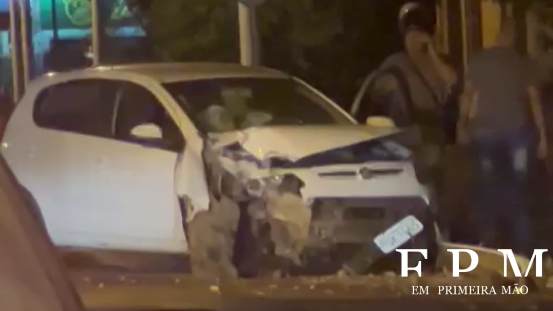 Motorista perde controle de veículo e derruba poste em avenida de Franca