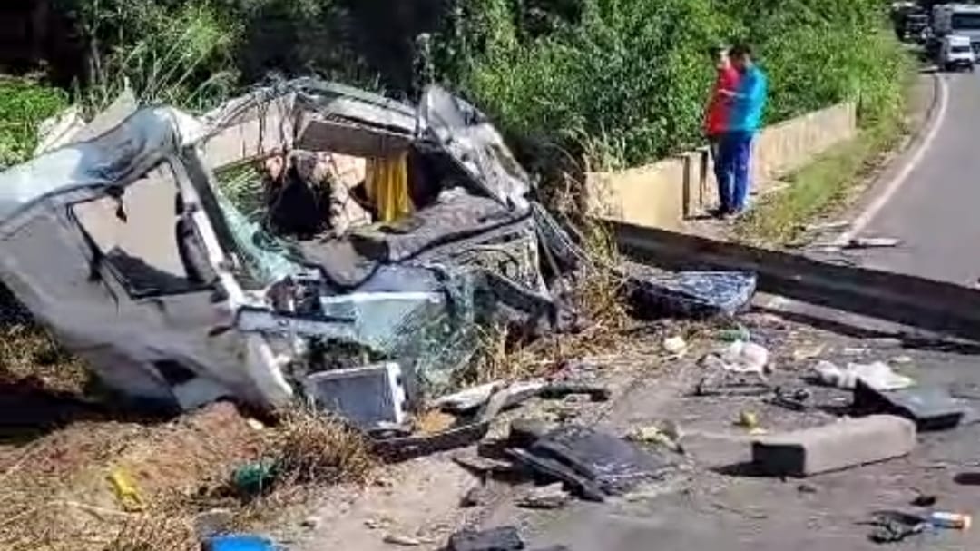 Acidente envolvendo três caminhões deixa uma vítima fatal em rodovia de Minas Gerais