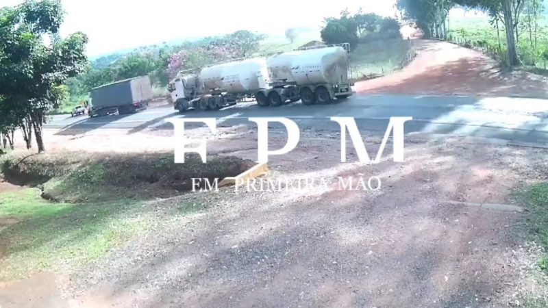 Câmera de segurança registrou grave acidente entre carretas que deixou uma vítima fatal em rodovia de Minas Gerais