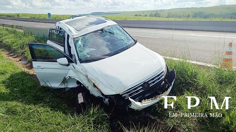 Motorista perde controle de veículo, colide em defensa metálica e capota em rodovia da região