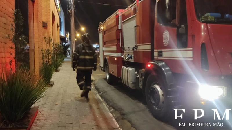 Curto-circuito em fiação elétrica assusta clientes e pedestres em avenida de Franca