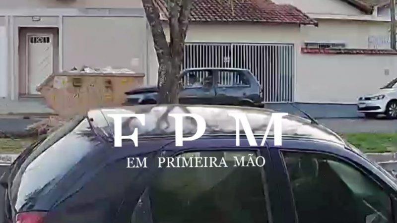 Motorista bate em caçamba e em carro estacionado no São Joaquim em Franca