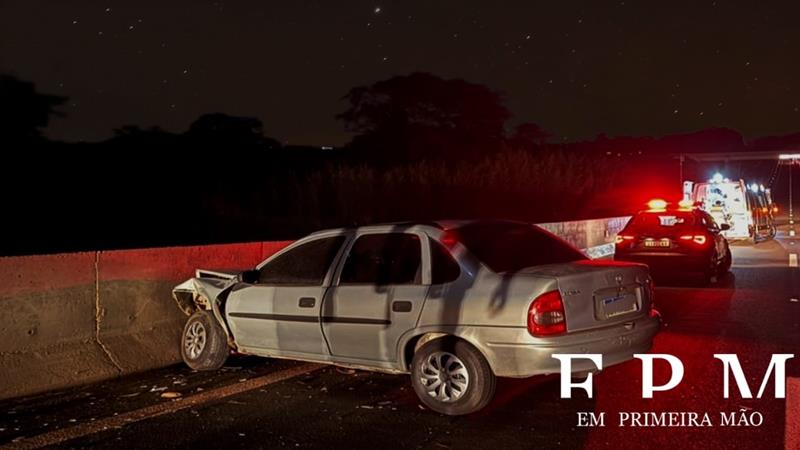 Motorista perde controle de veículo e bate em mureta de concreto na Cândido Portinari