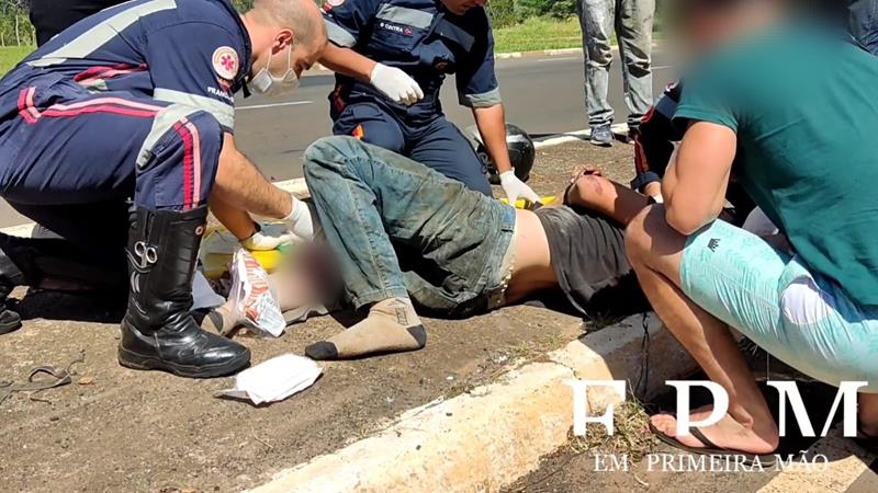 Motociclista sofre ferimento grave após colidir em veículo em avenida de Franca