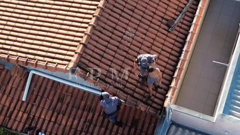 Bandidos fogem pelos telhados após causar acidente com carro roubado; três criminosos foram presos pela PM