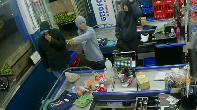 Assaltantes são presos pela Polícia Militar após roubo a supermercado em Franca