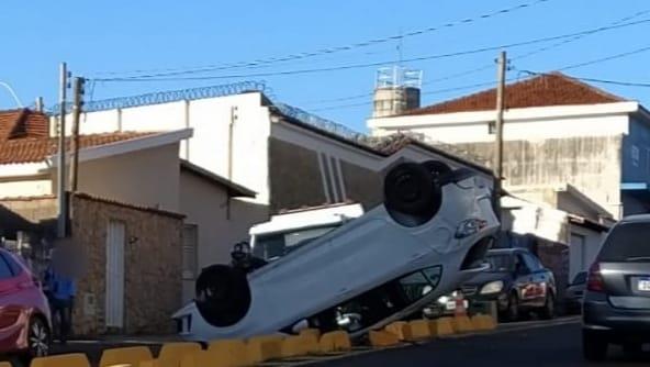 Câmera flagra capotamento em avenida de Franca; motorista sofreu ferimentos leves