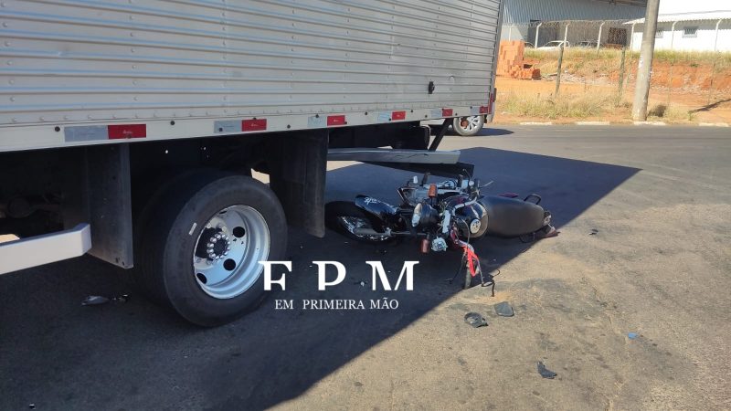 Motociclista fica ferido após se envolver em acidente em avenida de Franca; moto parou embaixo de caminhão