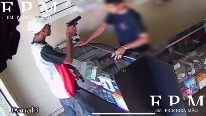 Bandido aponta arma para o rosto de funcionário durante roubo em Franca