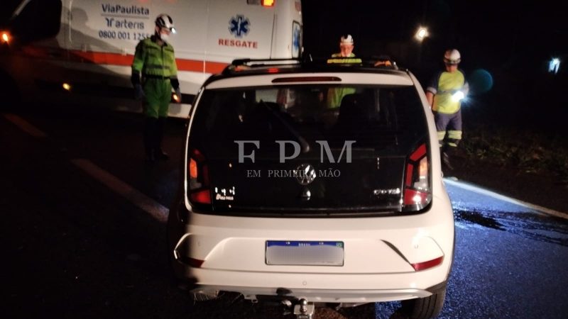 Motorista abandona carro e foge após se envolver em acidente na Cândido Portinari