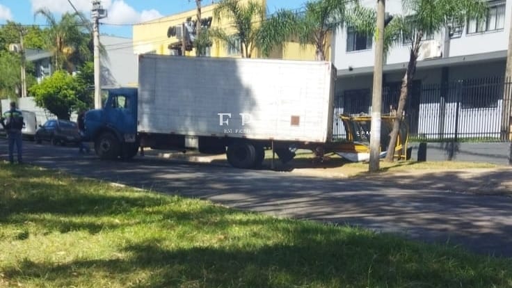 Caminhão desgovernado arranca ponto de ônibus em avenida de Franca