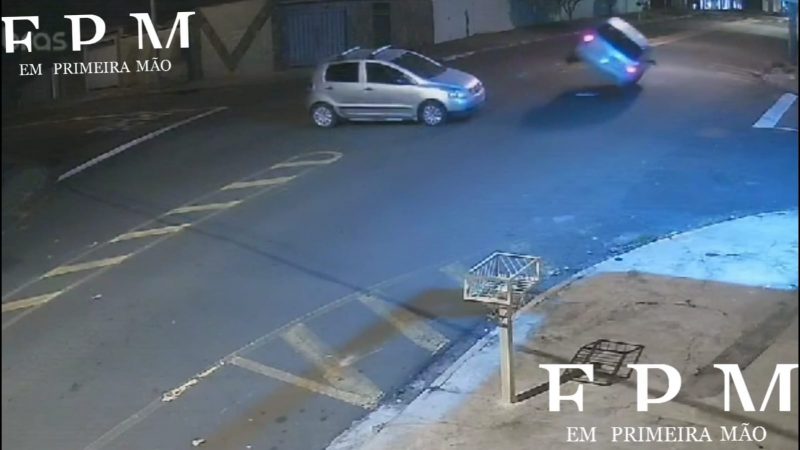 Criminoso furta carro e na fuga causa acidente em avenida de Franca