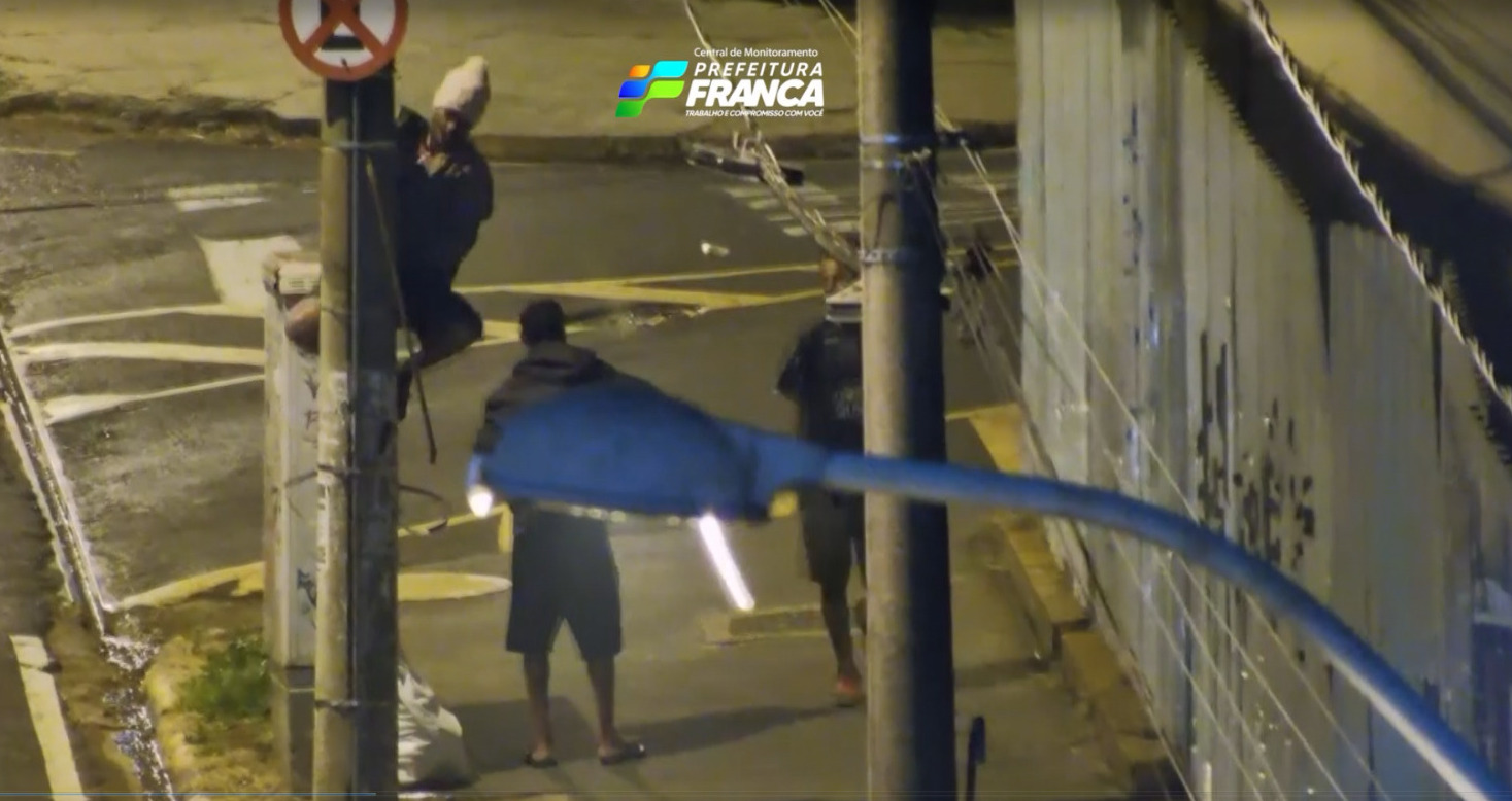 Criminosos são detidos após serem flagrados furtando fiação na área central de Franca