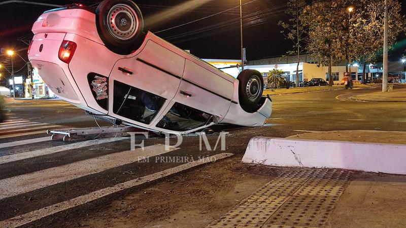 Carro capota após atingir guia de rotatória no bairro São Joaquim, em Franca