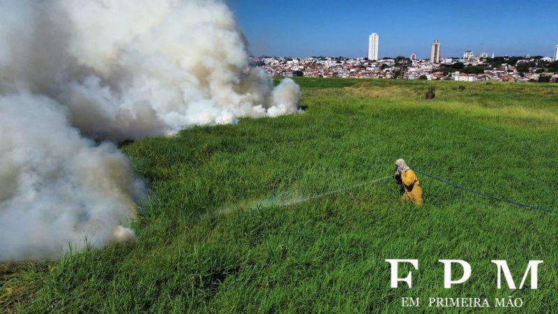 Equipe do Corpo de Bombeiros combate incêndio em área de mata na Vila Imperador, em Franca