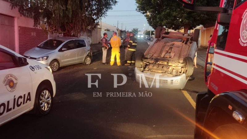 Carro capota após motorista atingir veículo estacionado na Vila Totoli, em Franca