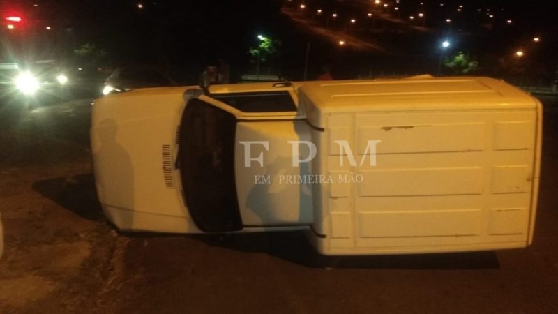Carro tomba após ser atingido por outro veículo em cruzamento de Franca