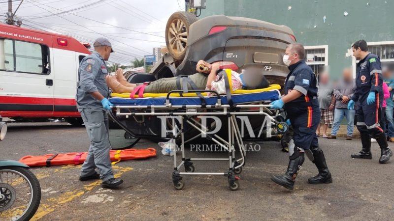 Câmeras de segurança registram momento em que motorista avança sinal de pare, tem carro atingido e capota