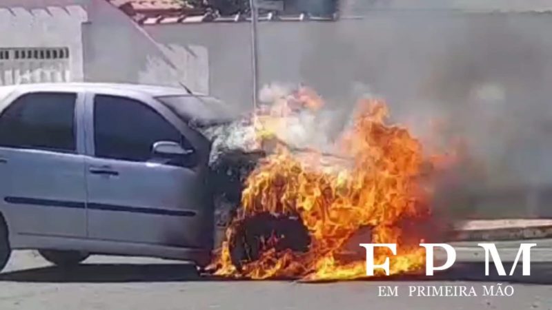 Carro pega fogo e é destruído pelas chamas em Cristais Paulista