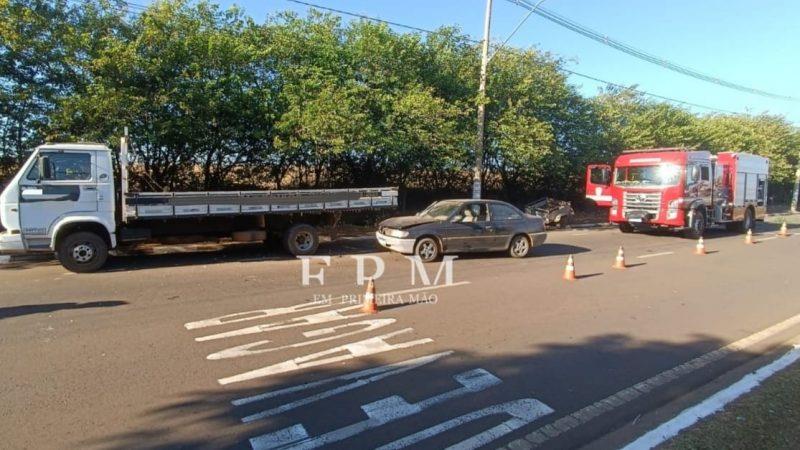 Colisão traseira entre carro e caminhão deixa mulher ferida em avenida de Franca