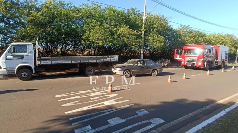 Colisão traseira entre carro e caminhão deixa mulher ferida em avenida de Franca