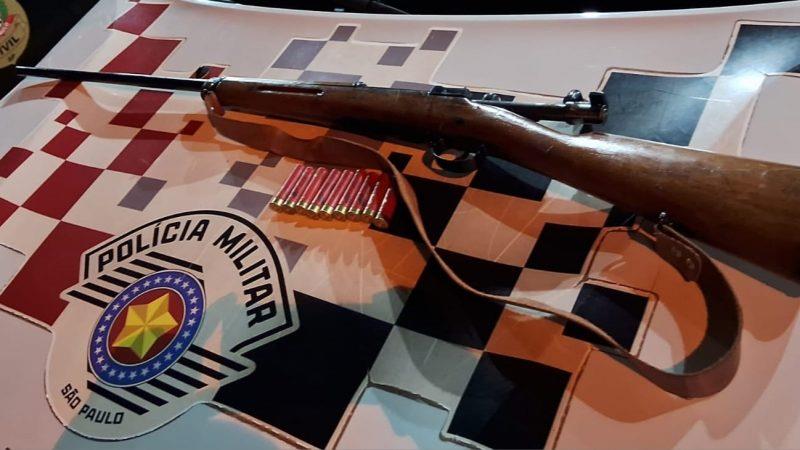 Dois homens foram presos após serem flagrados pela Polícia Militar com um fuzil