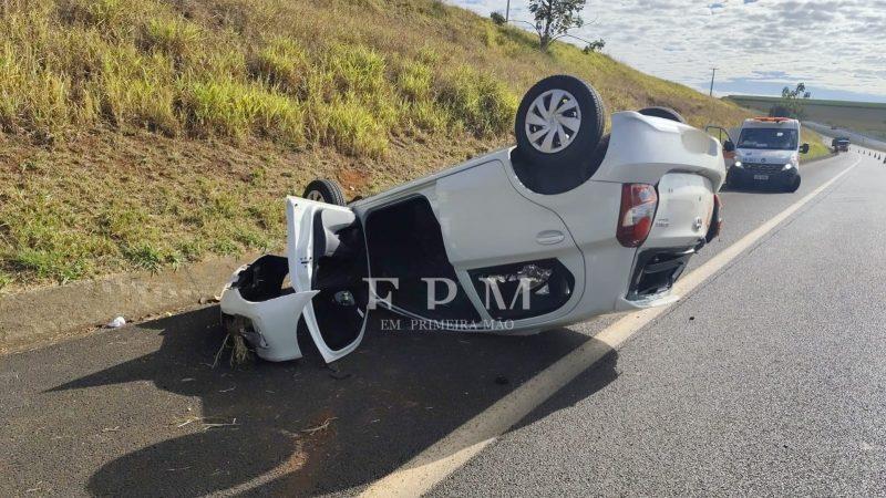Motorista perde controle de veículo e capota em rodovia da região