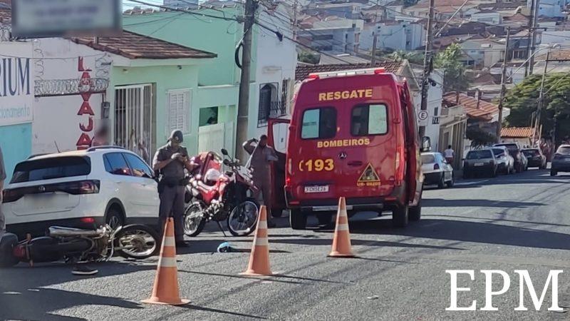 Homem fica ferido após colidir moto em carro parado na Estação em Franca