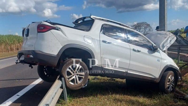 Motorista perde controle e veículo fica preso em guard-rail em rodovia da região