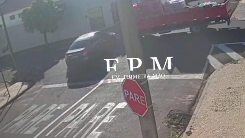 Motorista avança sinal de pare e causa acidente em cruzamento de Franca
