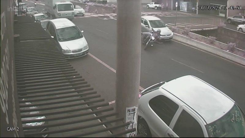 Motociclista fica ferida após ser atingida por veículo em avenida de Franca