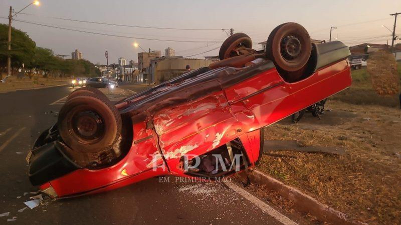 Motorista avança pare e provoca capotamento; criança fica ferida