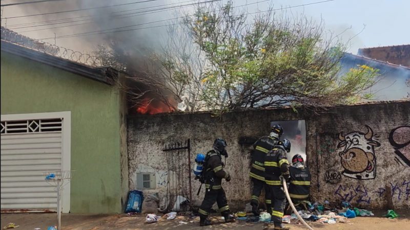 Incêndio de grandes proporções destrói residência na Vila Imperador, em Franca