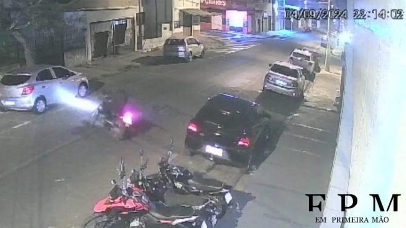 Criminoso é flagrado por câmeras de segurança furtando moto em Franca