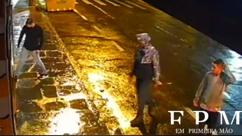 Criminosos são flagrados por câmera de segurança furtando joalheria no centro de Franca