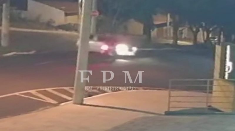 Motorista avança sinal de pare, causa acidente e deixa motociclista ferido em avenida de Franca
