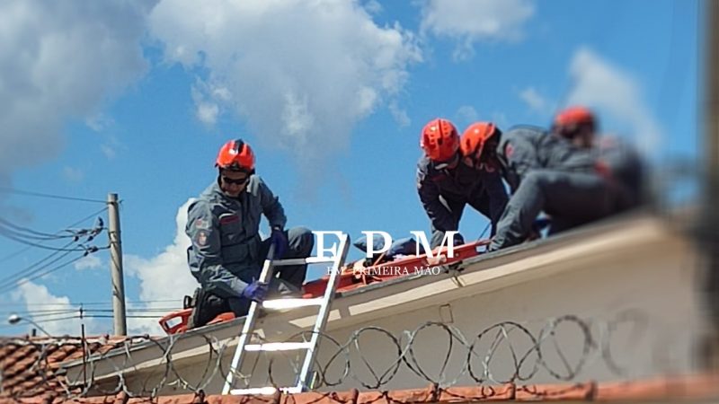 Bombeiros resgatam idoso em telhado após passar mal no Parque Continental, em Franca