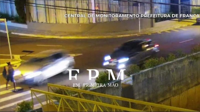 Indivíduo que foi atropelado e arremessado dentro de córrego estava foragido da Justiça; câmeras registraram o acidente