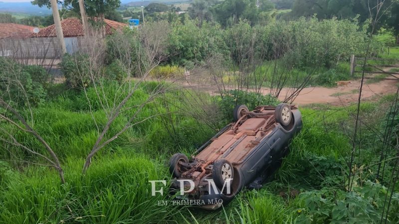 Carro cai em barranco após motorista perder o controle na Rodovia João Traficante