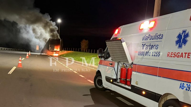 Caminhão pega fogo na Rodovia Cândido Portinari, em Restinga
