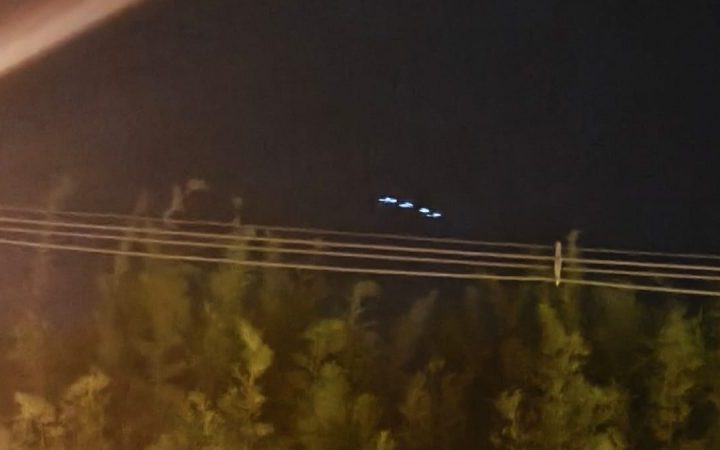 Luzes piscantes no céu chamam a atenção de moradores na zona Sul de Franca