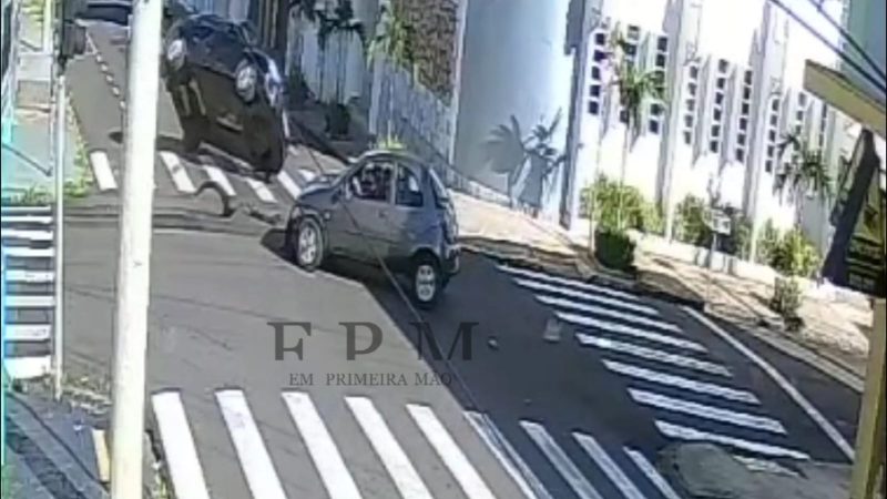 Câmera de segurança registra carro tombando após colisão na Estação, em Franca