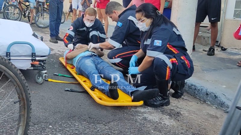 Motociclista é socorrido em estado grave após colidir com poste na Vila São Sebastião, em Franca
