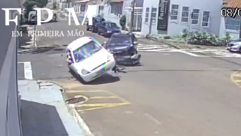 Motorista avança sinal de pare e provoca acidente na região da Estação em Franca
